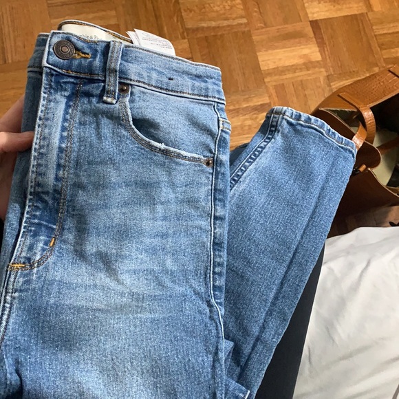 Ultra High Rise Blue Light/Medium Wash Abercrombie Skinny Jeans Size 27/4 - Picture 2 of 5